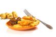 gebratene Fleischrollen auf orangem Teller mit Pommes Frites / f