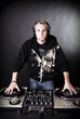 dj mit händen auf turntables dj mit händen auf turntables