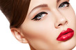 Foto: Retro glamour model with lips make-up, eye arrow, purity skin Retro glamour model with lips make-up, eye arrow, purity skin
