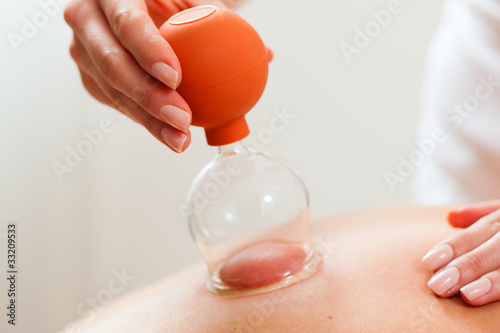 Foto: Patient bei der Physiotherapie - Schröpfen Patient bei der Physiotherapie - Schröpfen