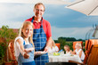 Glückliche Familie beim Grillen