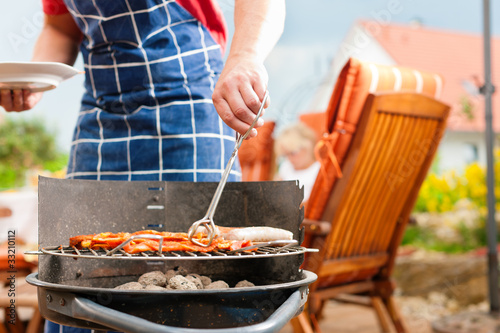 Foto: Glückliche Familie beim Grillen Glückliche Familie beim Grillen