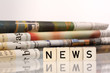 News mit Zeitungsstapel@yvonneweis
