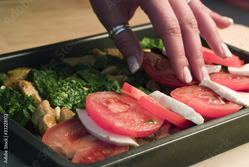 Foto: Tomaten mit Käse beim Zubereiten Tomaten mit Käse beim Zubereiten