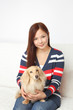 ソファーに座る犬と女性