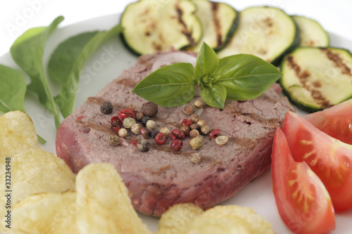 Photo: Steak hâché grillé avec des de légumes Steak hâché grillé avec des de légumes