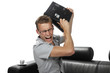 jeune homme jetant un ordinateur