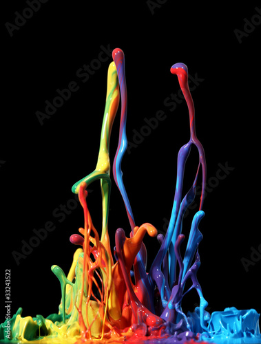 Foto: Colorful paint splashing isolated on white Colorful paint splashing isolated on white