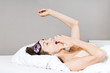 Frau gähnt im Bett