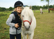 Foto: Mädchen mit pony Mädchen mit pony