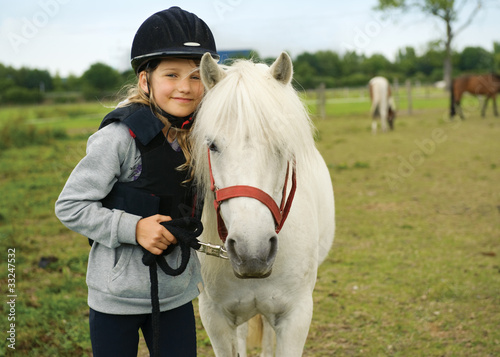Foto: Mädchen mit pony Mädchen mit pony