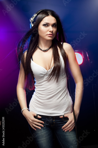 Foto: beautiful woman dj wearing headphones beautiful woman dj wearing headphones
