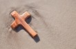 Holzkreuz am Strand