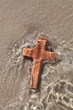 Holzkreuz im Meerwasser