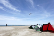 Voiles de kite sur la plage