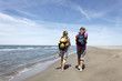 Randoneuses sur le bord de mer en camargue