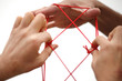 Hand und roter Faden