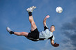 Fußballer beim Fallrückzieher Fußballer beim Fallrückzieher