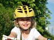 kind mit fahrradhelm