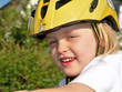 kind mit fahrradhelm