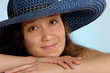 Foto: Woman in a Blue Sunhat with Daydreaming Romantic Expression Woman in a Blue Sunhat with Daydreaming Romantic Expression
