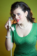 ragazza pin up che parla al telefono ragazza pin up che parla al telefono