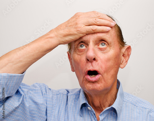 Photo: Mann beim Nachdenken - Senior Thinking Mann beim Nachdenken - Senior Thinking