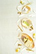 白い花びらとスパ用品