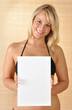 Junge Frau im Bikini mit leerem Schild