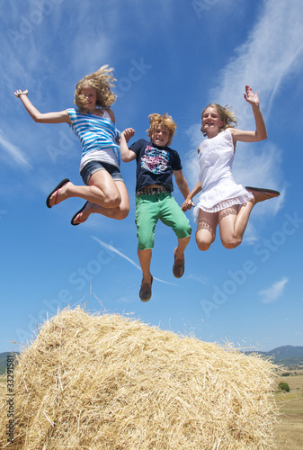 Foto: 3 springende Kinder 3 springende Kinder