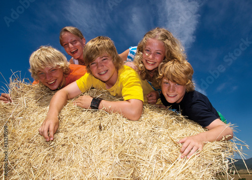 Foto: 5 glückliche Teenager 5 glückliche Teenager