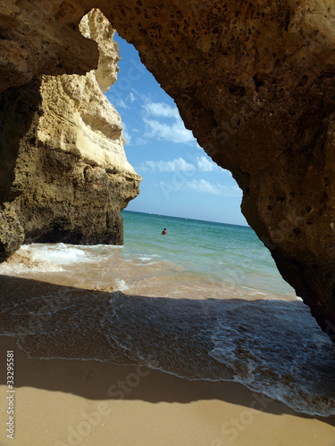 Foto: Colorful rock cliffs of the Algarve in Portugal Colorful rock cliffs of the Algarve in Portugal