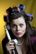 ragazza bigodini con telefono vecchio ragazza bigodini con telefono vecchio