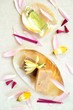 パステルピンクの花びらとアジアンスパ用品