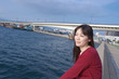 海辺で座る女性