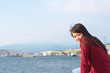 海辺で座る女性