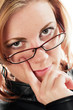 Frau mit Finger am Auge