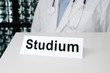 Schild in einer Arztpraxis - Studium