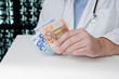 Arzt nimmt Geld an