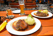Schweinebraten Biergarten Sommer