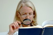 Frau liest ein Buch