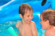Kinder haben Freude beim baden