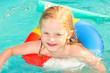 Mädchen mit Schwimmreifen Mädchen mit Schwimmreifen