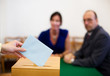 Frau in Wahlzelle
