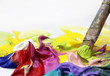 pastose acrylfarben in nahaufnahme mit pinsel