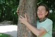 Frau umarmt Baum