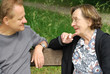 Foto: Generationen - Mutter und Sohn beim Gespräch Generationen - Mutter und Sohn beim Gespräch