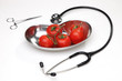 Tomaten in Petrischale mit Stethoskop und Klemme