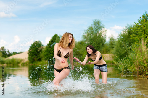 Photo: Zwei glückliche Frauen haben Spaß am See Zwei glückliche Frauen haben Spaß am See
