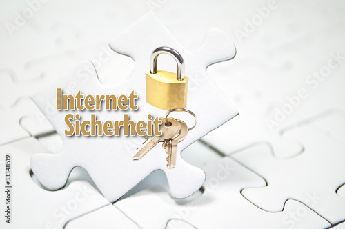 Illustration: Puzzle mit Schloss und Internet Sicherheit Puzzle mit Schloss und Internet Sicherheit